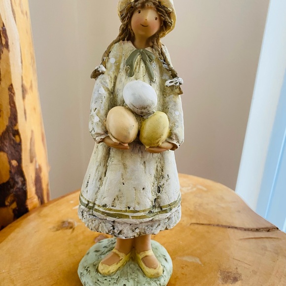 Lady with three eggs, figuring - Picture 1 of 4